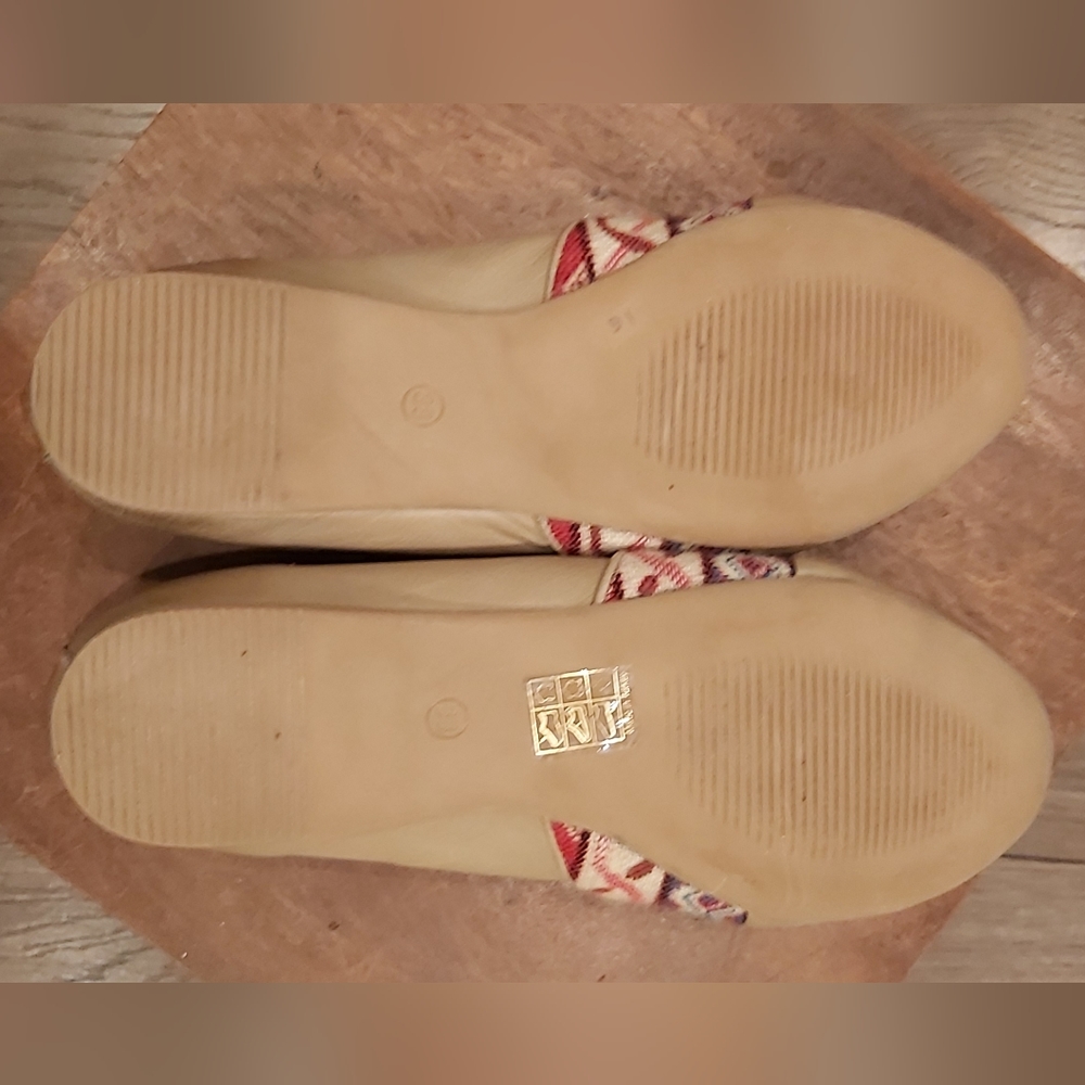 Bueno Beige Leather Flats with Multicolor Embroidered Accent - Picture 5 of 8